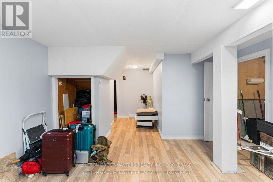 #28 19 MACPHERSON AVENUE W - 33