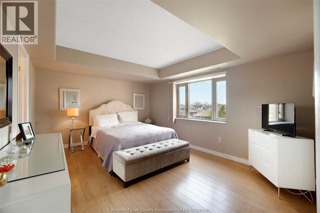 #315 310 VILLAGE GROVE DRIVE - 17