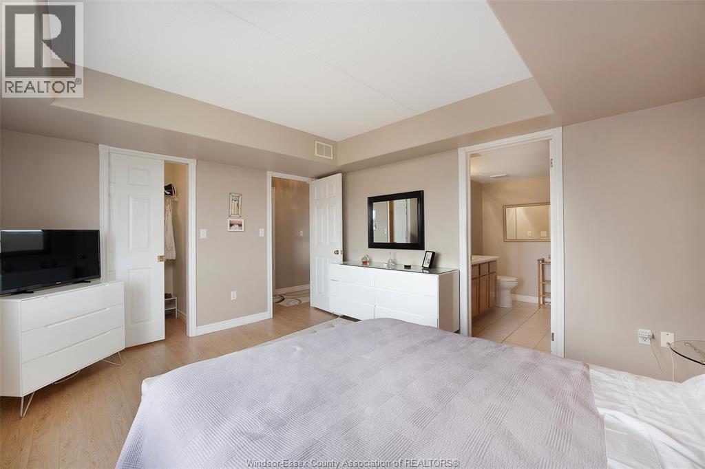 #315 310 VILLAGE GROVE DRIVE - 18