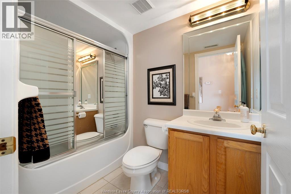 #315 310 VILLAGE GROVE DRIVE - 23