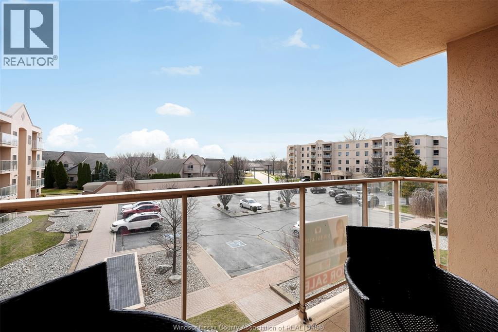 #315 310 VILLAGE GROVE DRIVE - 25