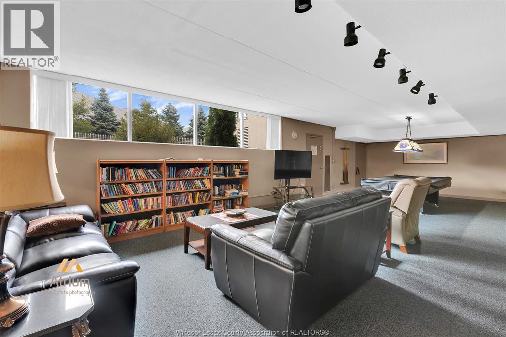 #315 310 VILLAGE GROVE DRIVE - 34