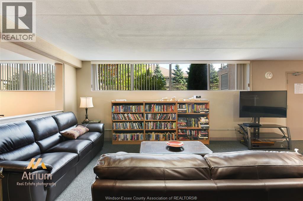 #315 310 VILLAGE GROVE DRIVE - 35