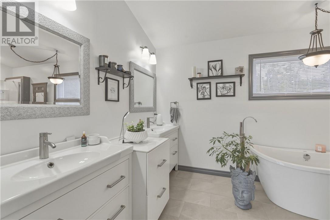 1386 Bay Estates Road S - 22