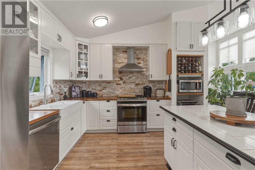 1386 Bay Estates Road S - 8