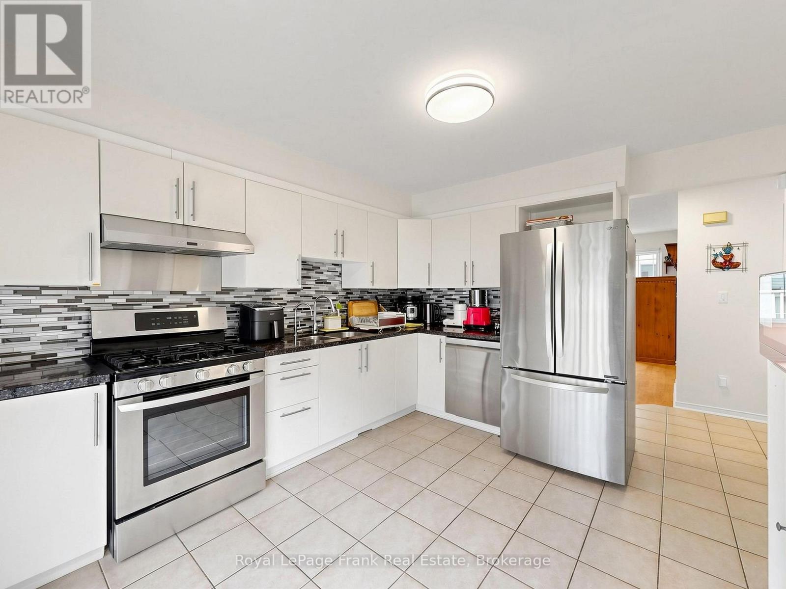 20 STRATHALLAN DRIVE - 11