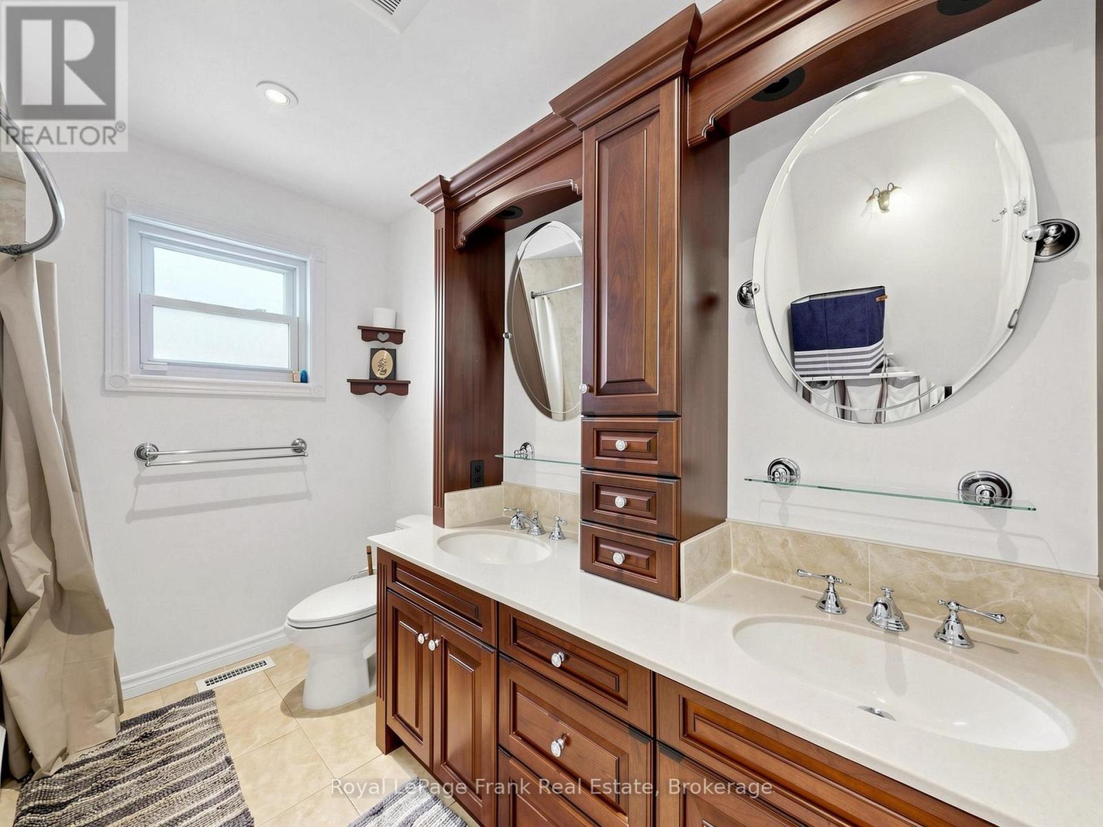 20 STRATHALLAN DRIVE - 16