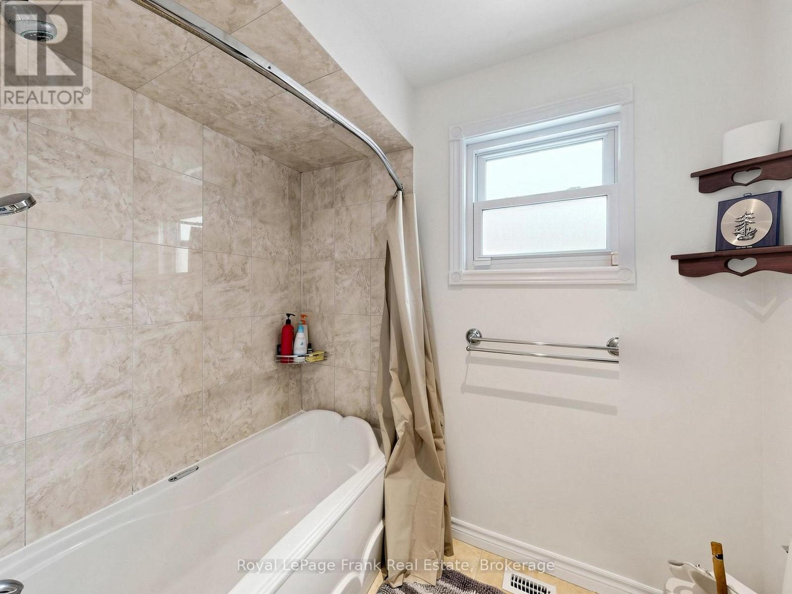 20 STRATHALLAN DRIVE - 17
