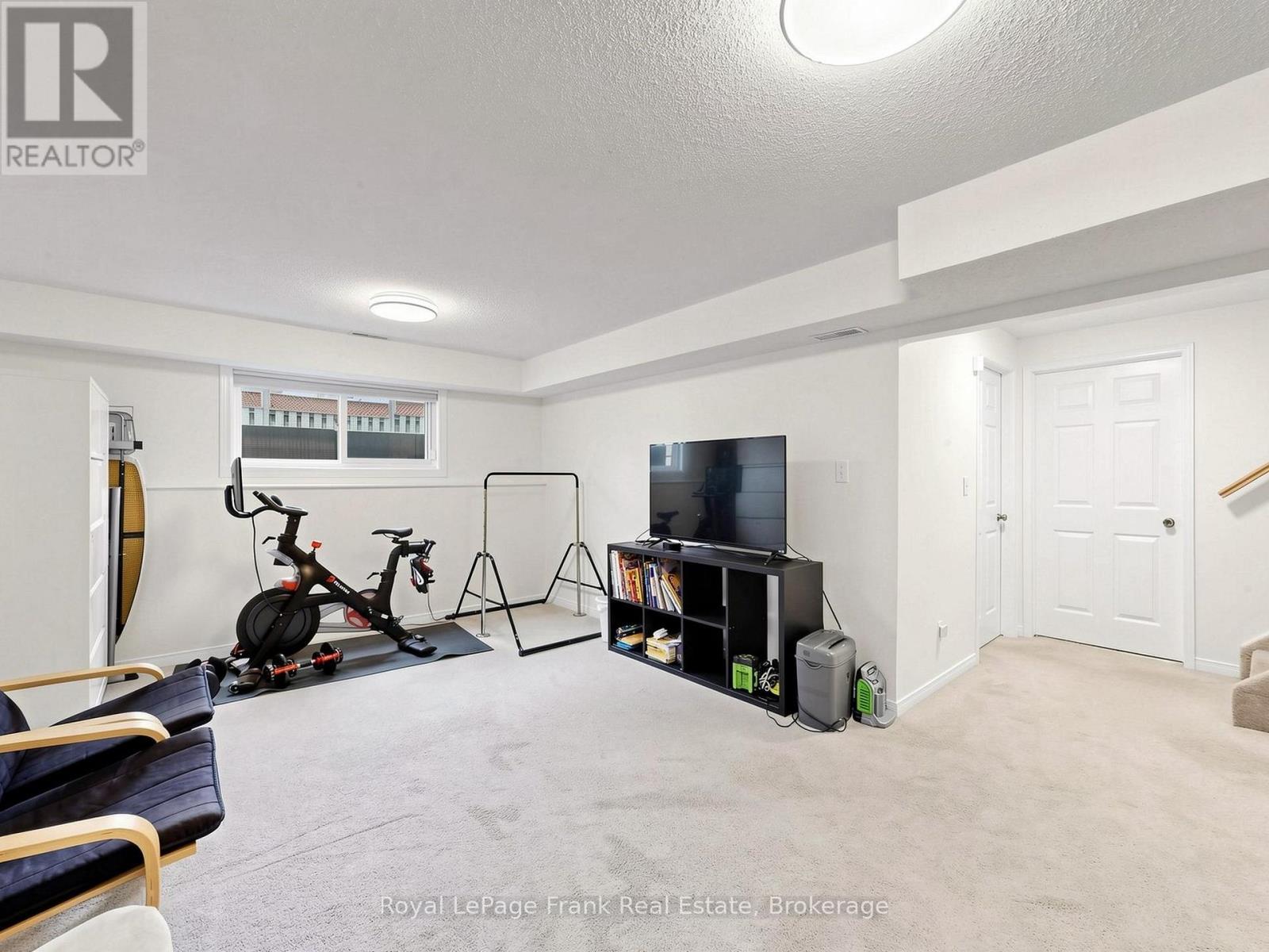 20 STRATHALLAN DRIVE - 18