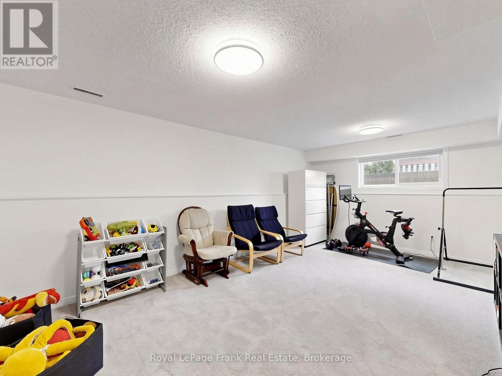 20 STRATHALLAN DRIVE - 19