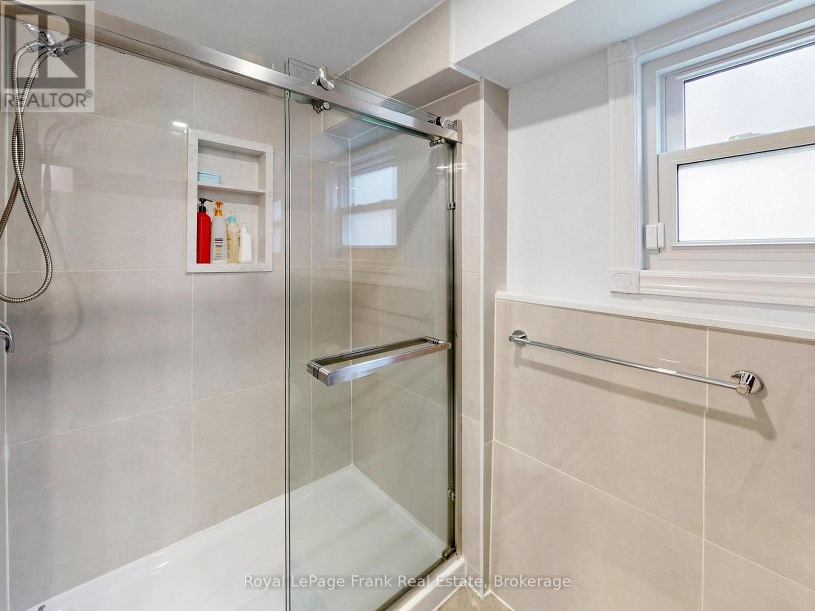 20 STRATHALLAN DRIVE - 23