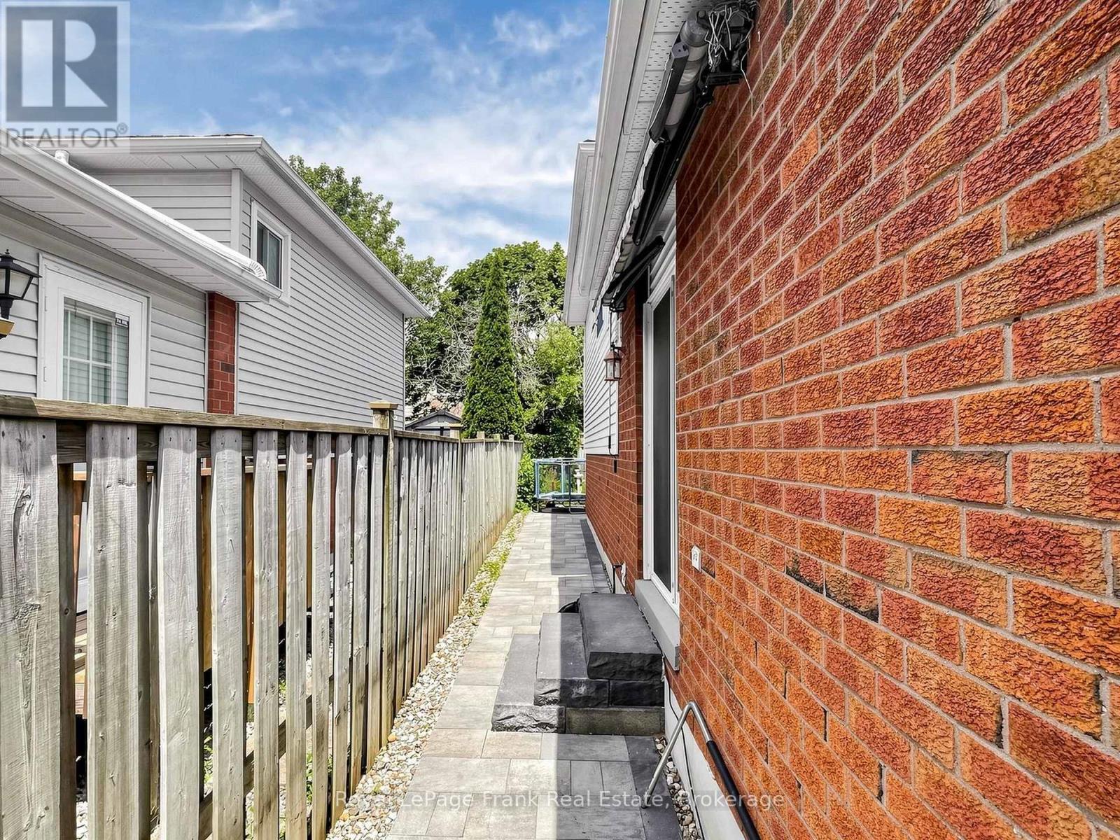 20 STRATHALLAN DRIVE - 24