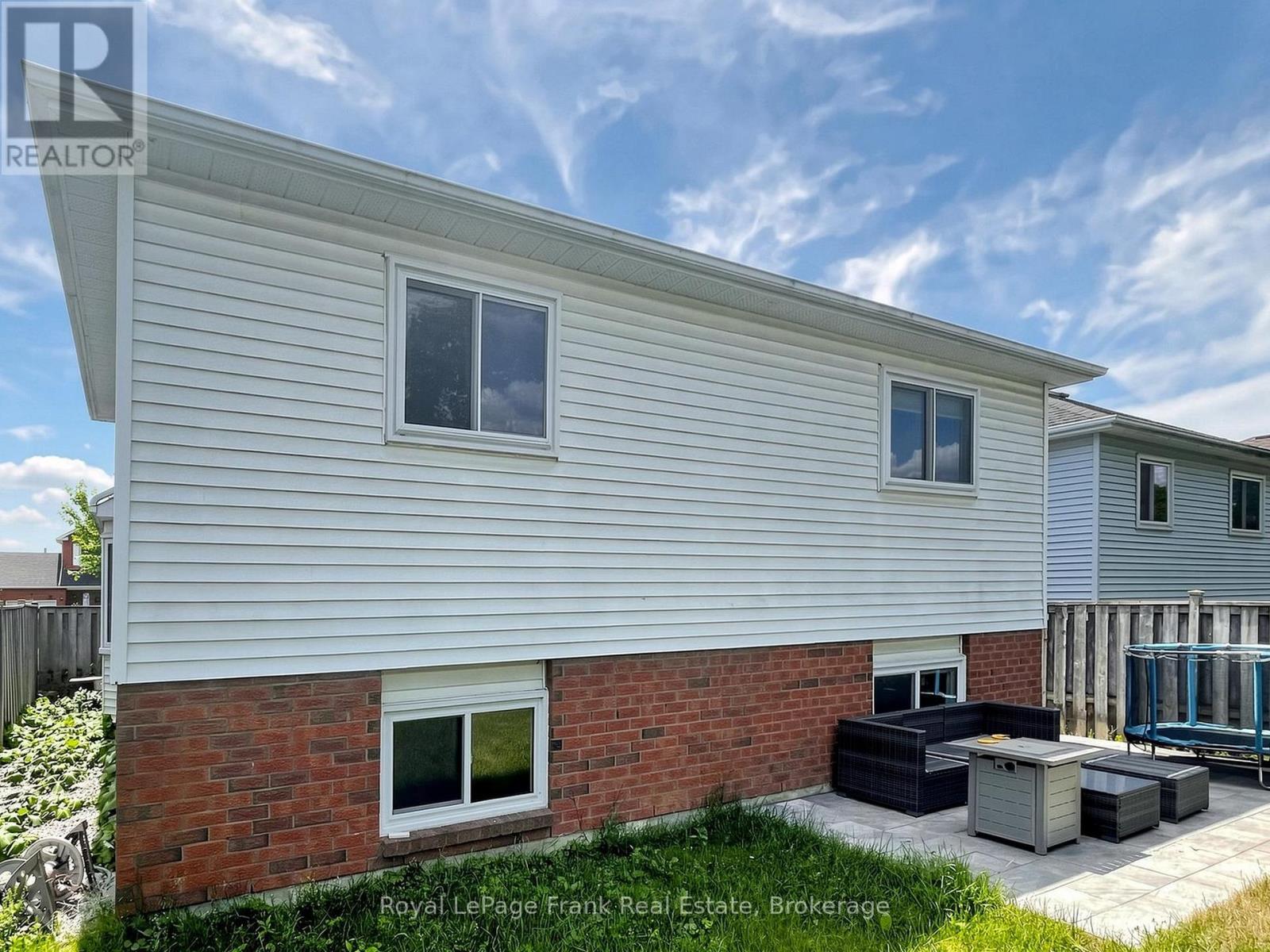 20 STRATHALLAN DRIVE - 25