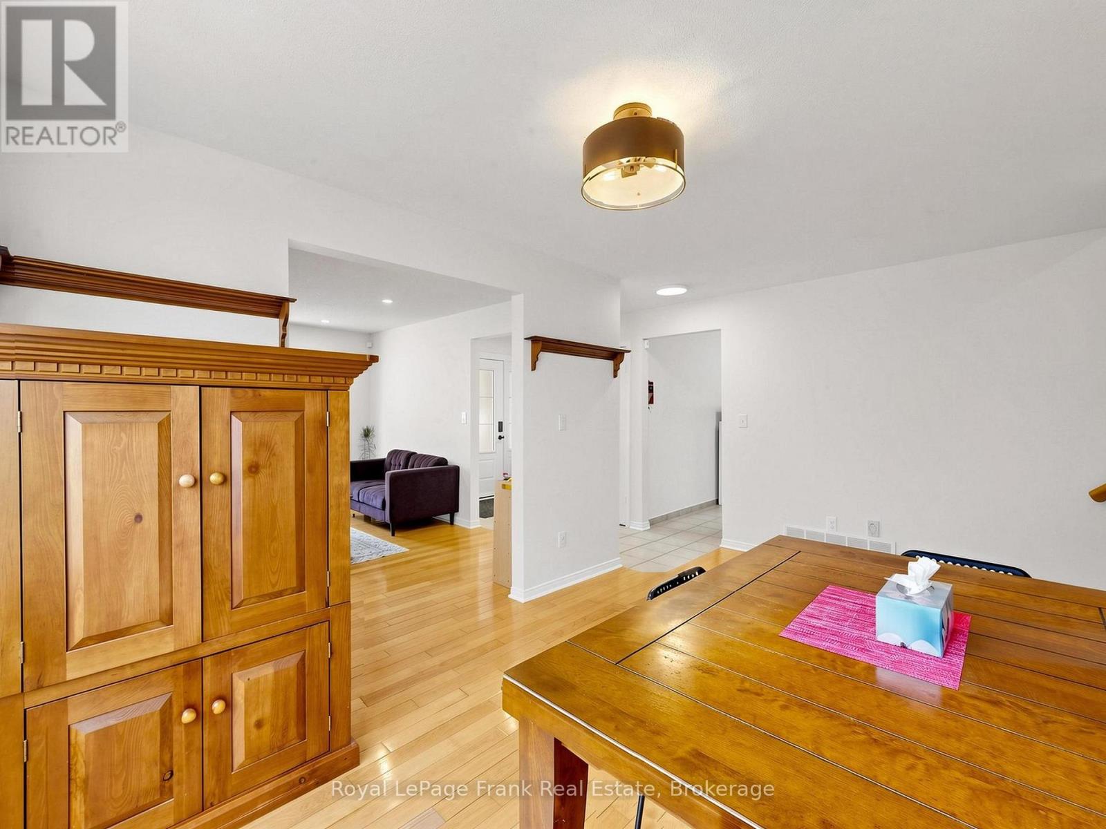 20 STRATHALLAN DRIVE - 7
