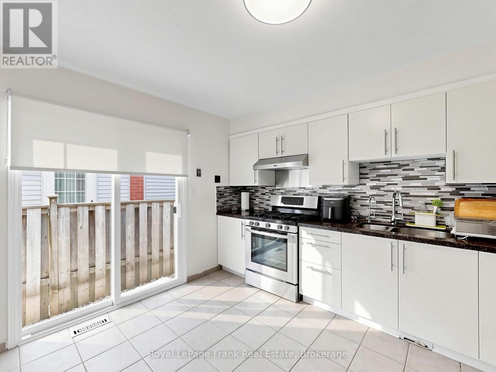 20 STRATHALLAN DRIVE - 8