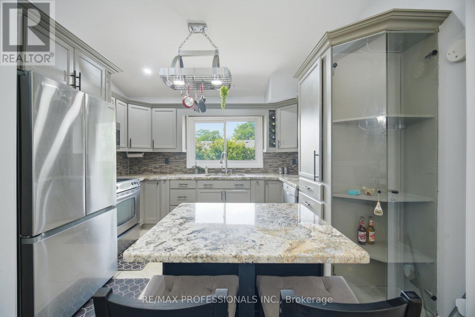 12 RICHVALE DRIVE S - 12
