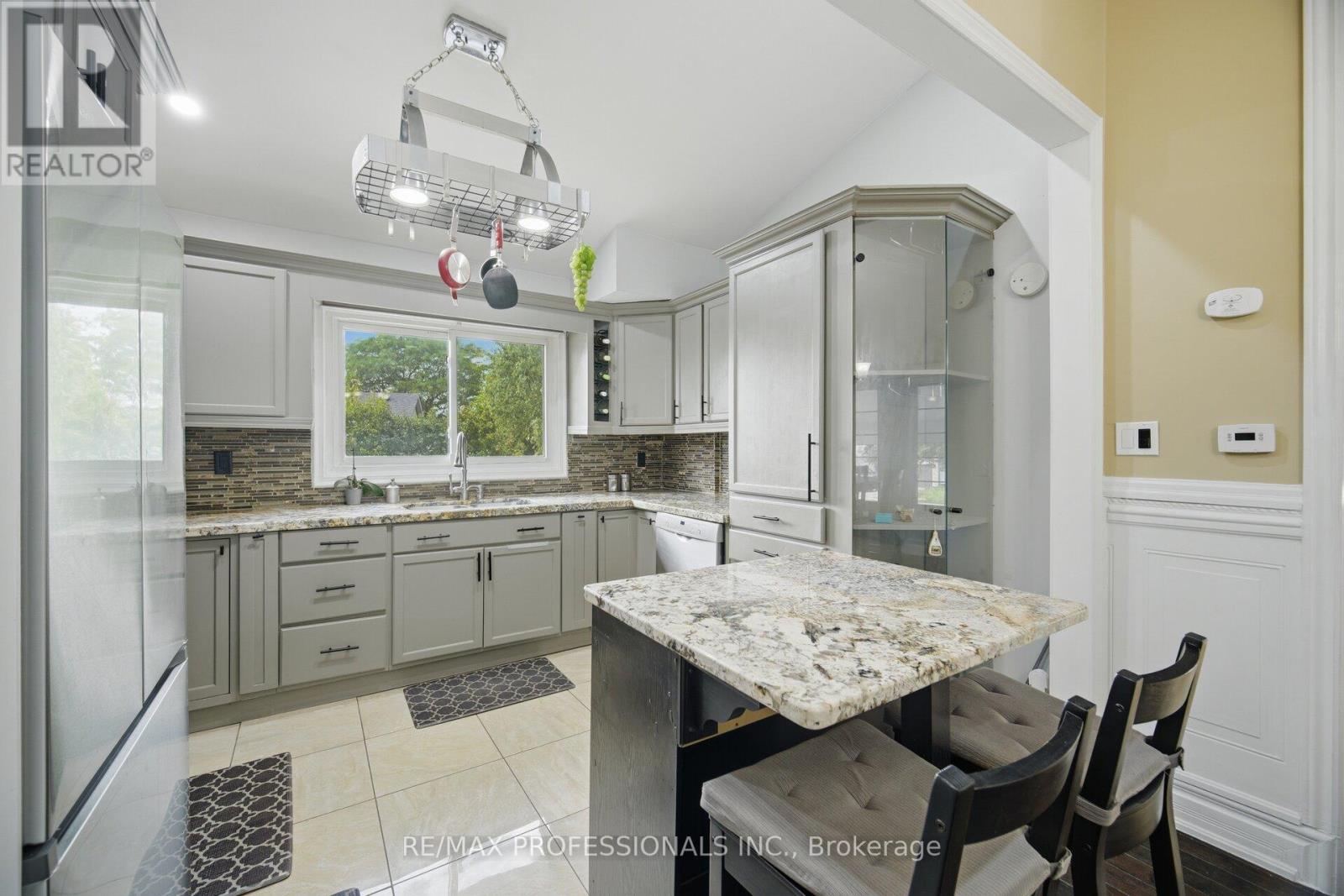 12 RICHVALE DRIVE S - 13