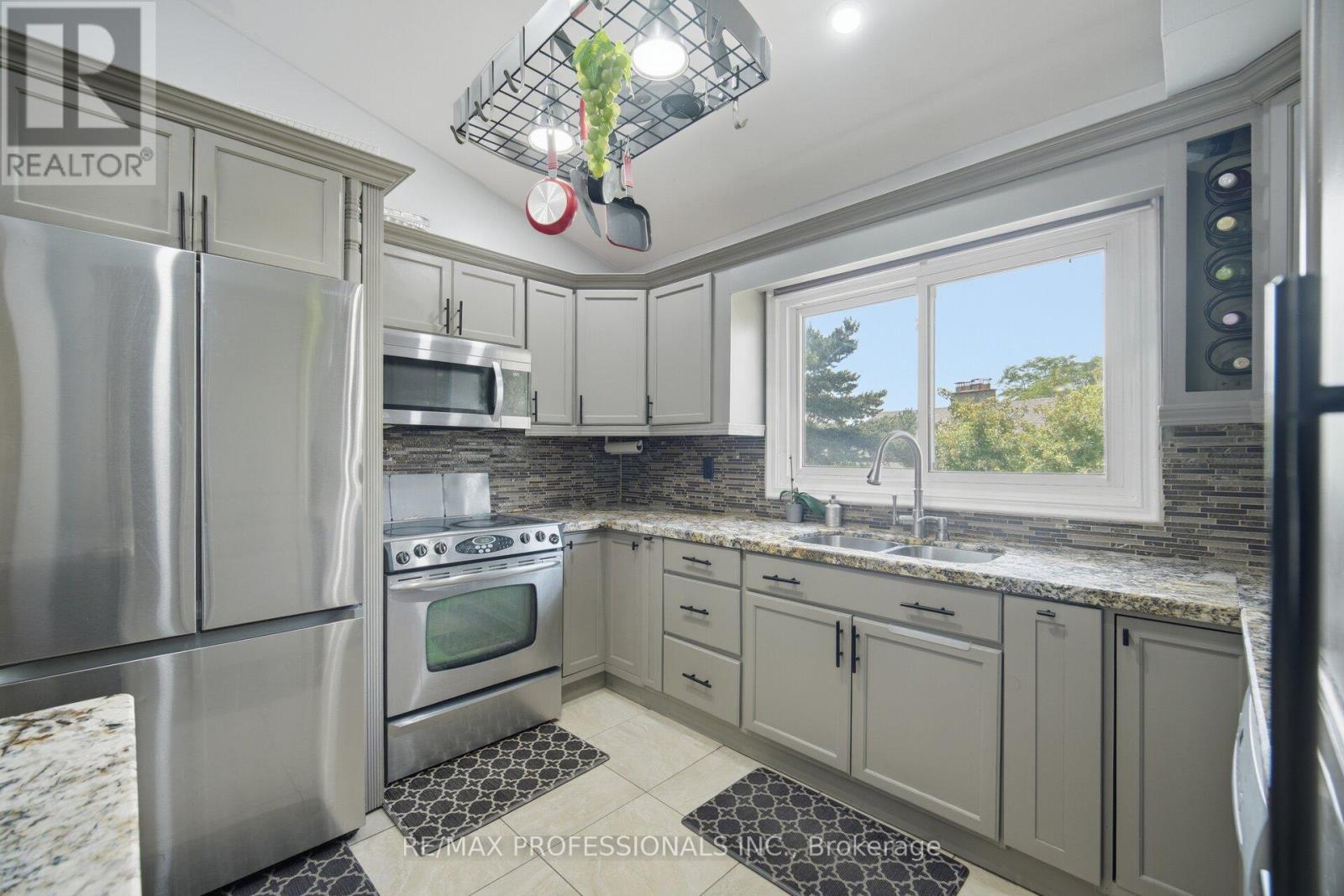 12 RICHVALE DRIVE S - 14