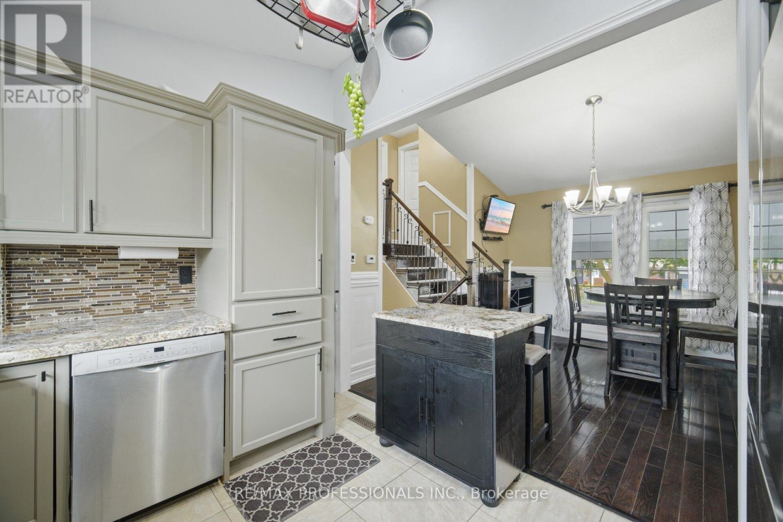 12 RICHVALE DRIVE S - 15