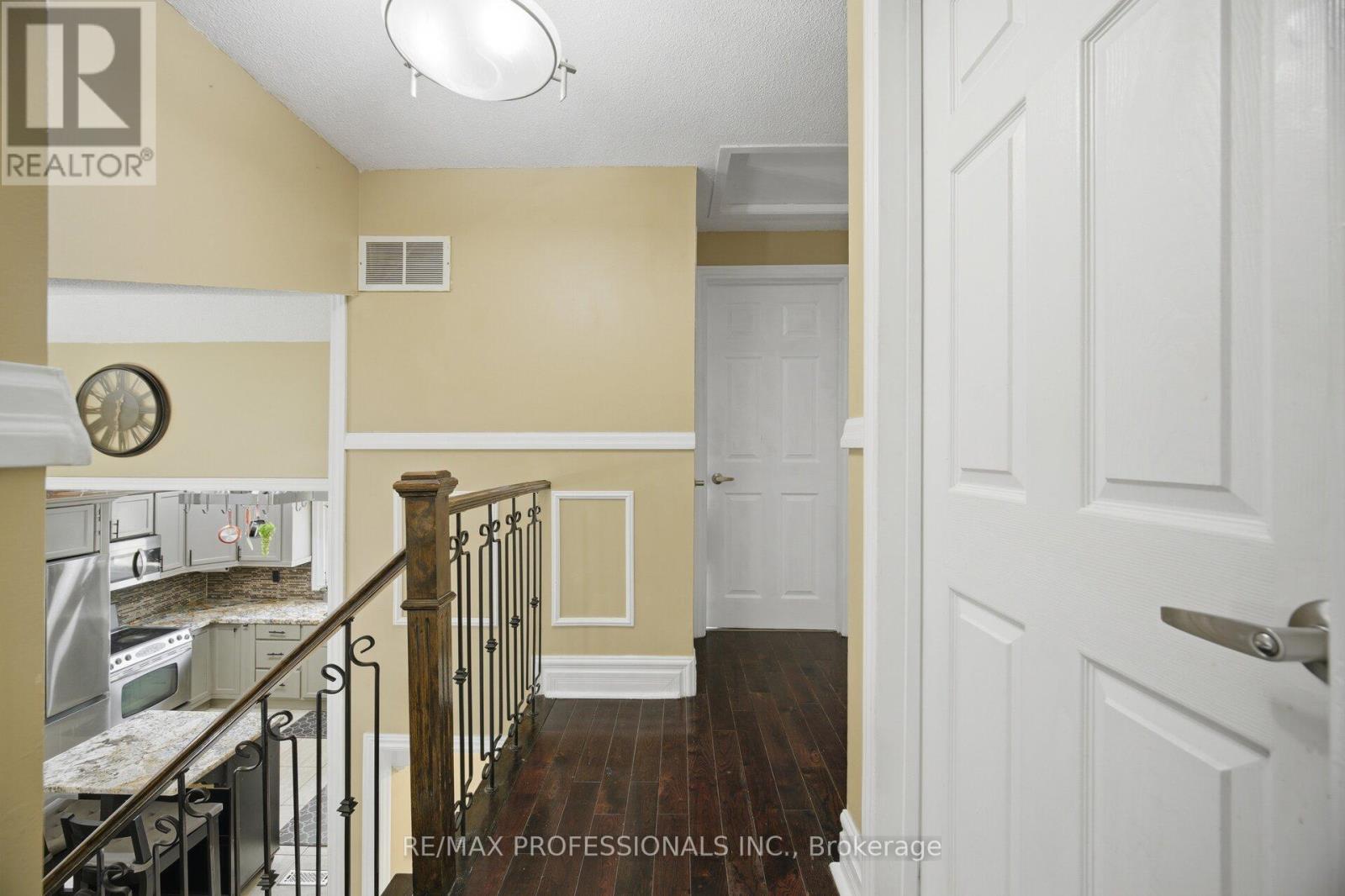 12 RICHVALE DRIVE S - 18
