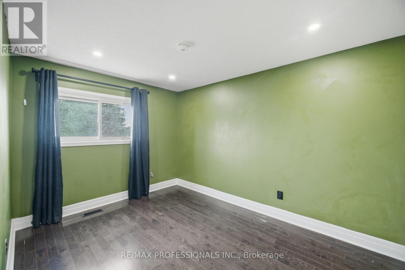 12 RICHVALE DRIVE S - 23