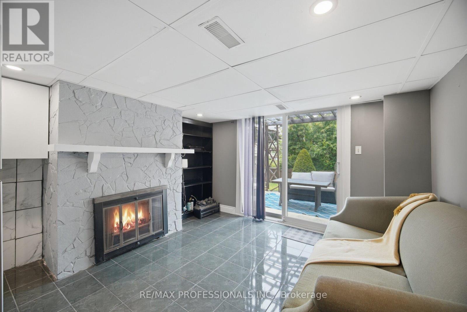 12 RICHVALE DRIVE S - 27