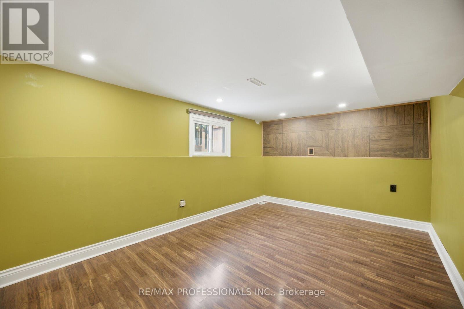 12 RICHVALE DRIVE S - 32