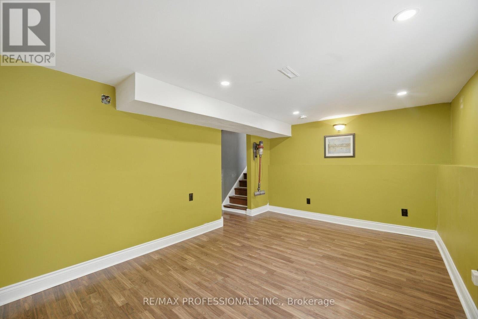12 RICHVALE DRIVE S - 33