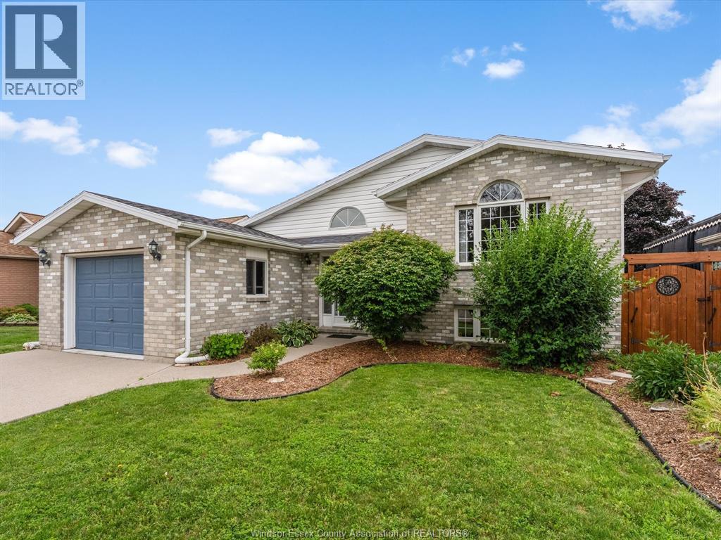 1553 BLAIRWOOD CRESCENT - 1