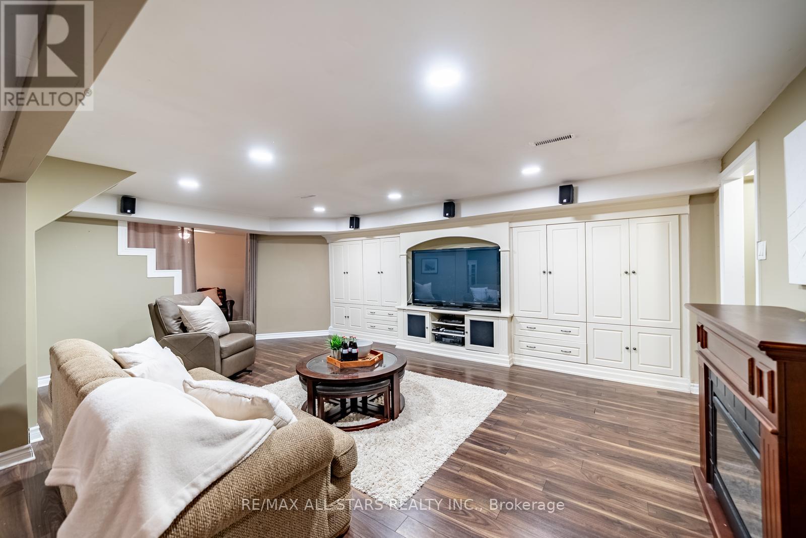 245 CAM FELLA BOULEVARD - 24
