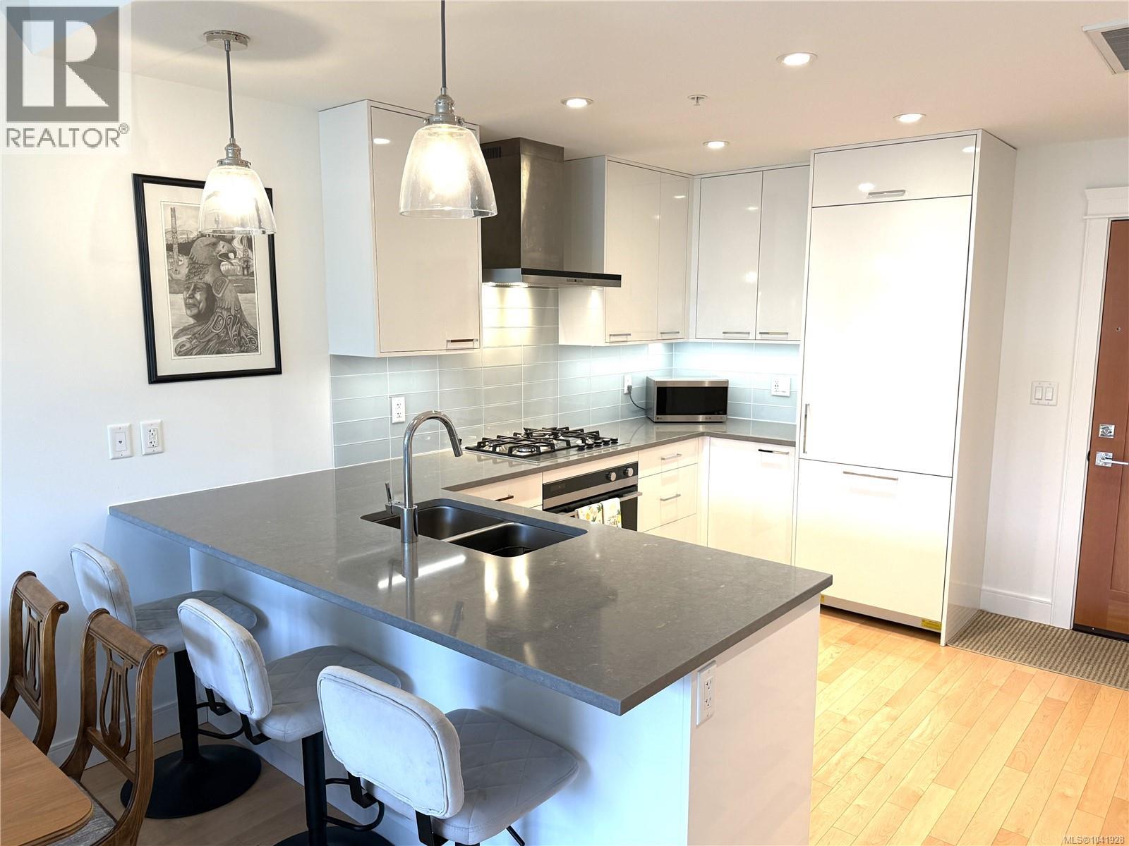 #204 916 Lyall St - 8