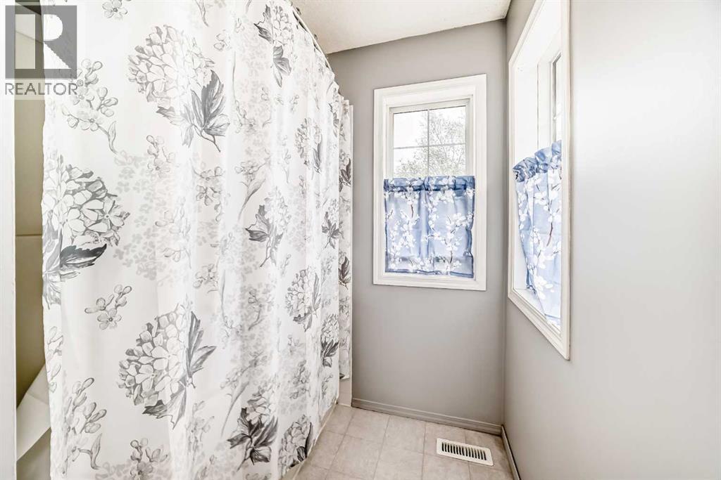 15 Citadel Meadow Crescent NW - 25