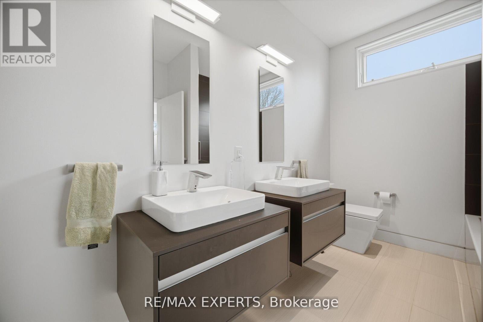 1527 GLENHILL CRESCENT - 32