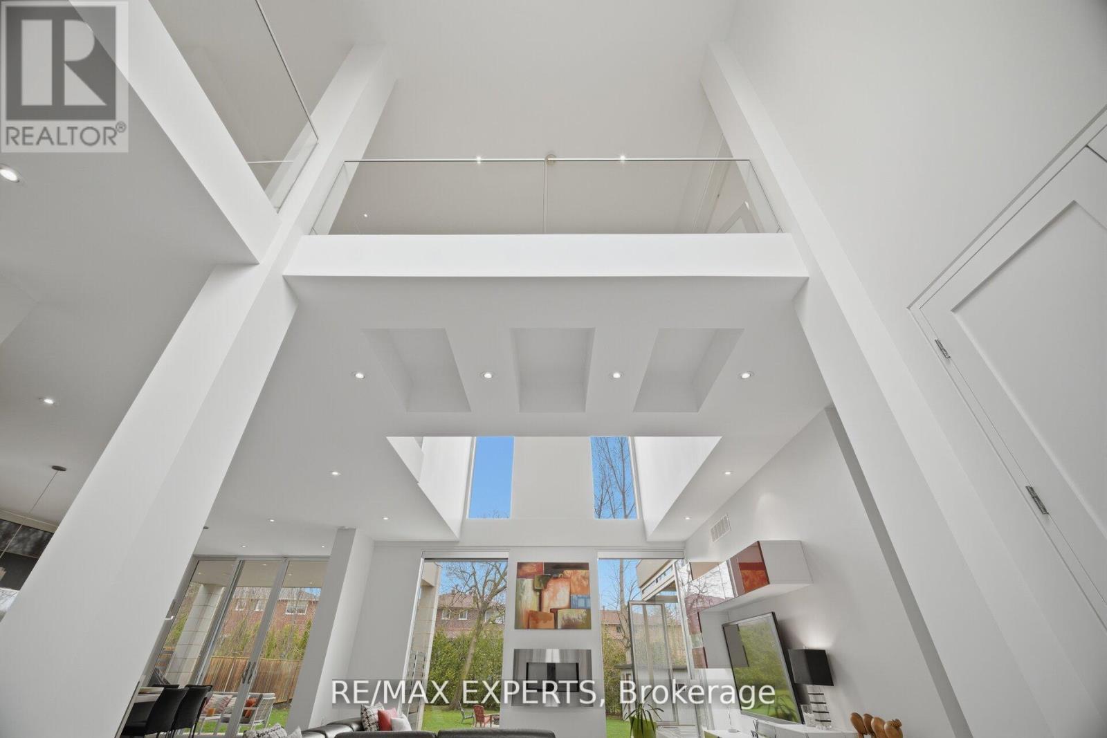 1527 GLENHILL CRESCENT - 4