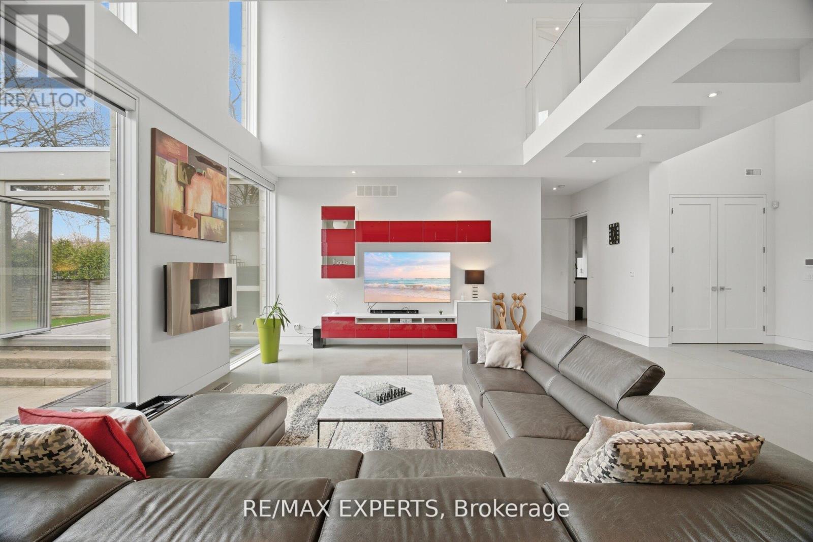 1527 GLENHILL CRESCENT - 8