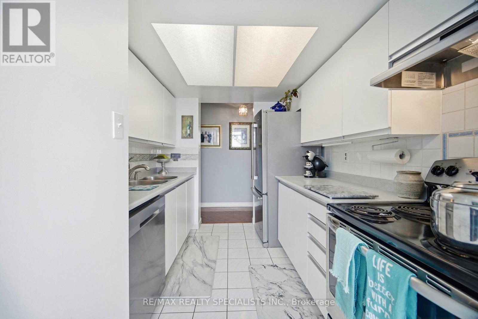 #805 5 ROWNTREE ROAD N - Image 17