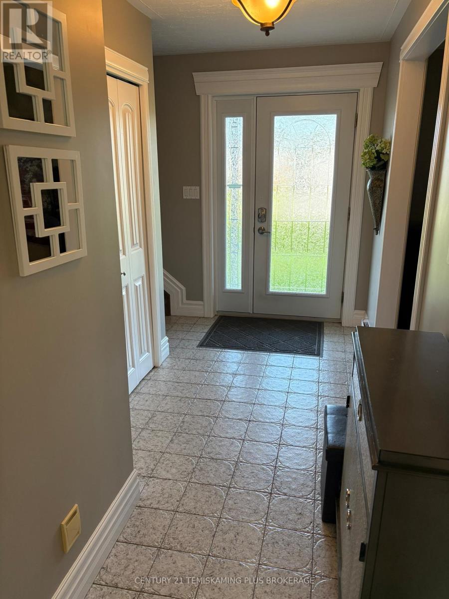 226 LAURETTE STREET - 17