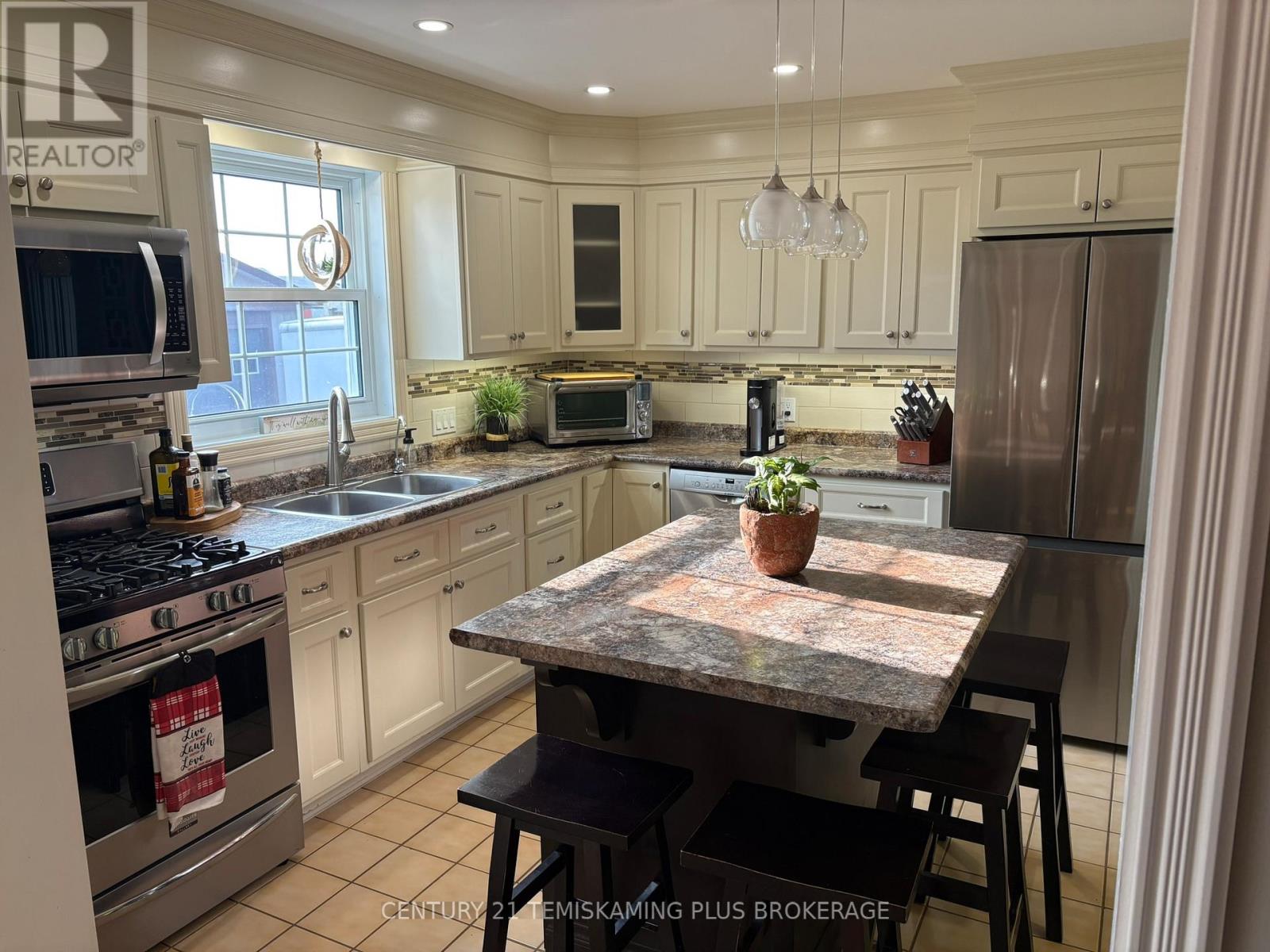 226 LAURETTE STREET - 18