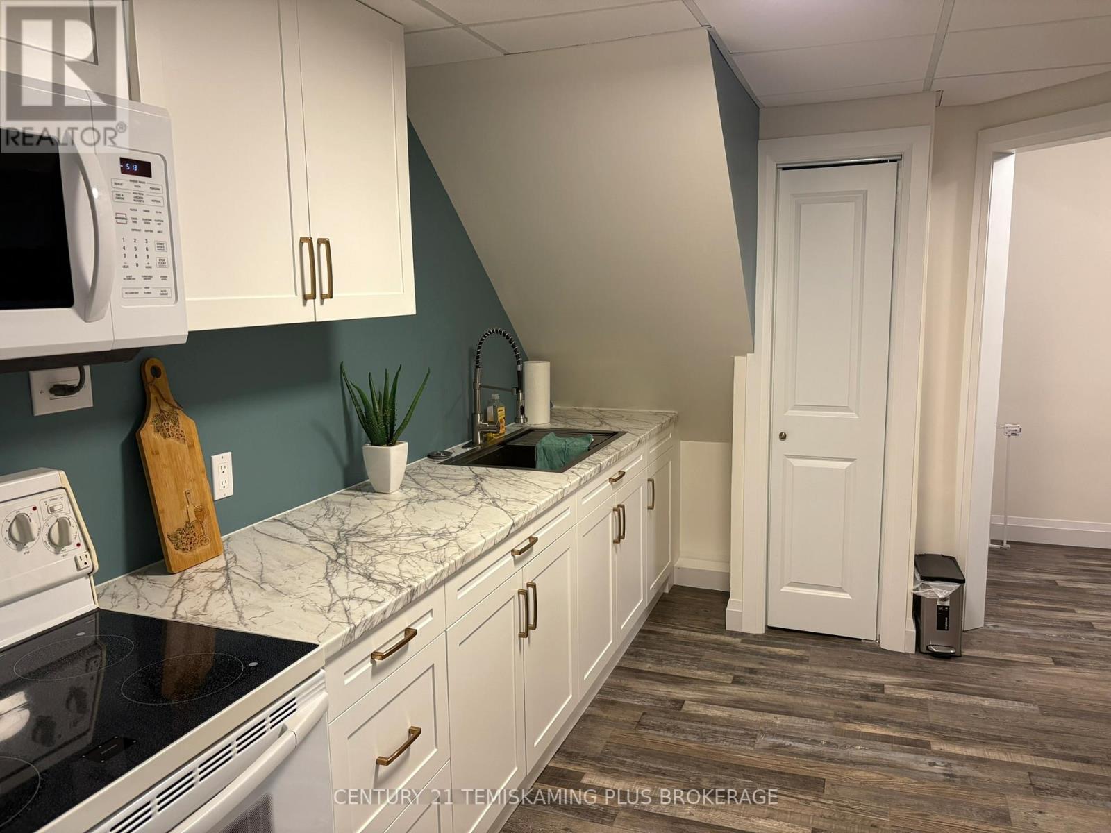 226 LAURETTE STREET - 31