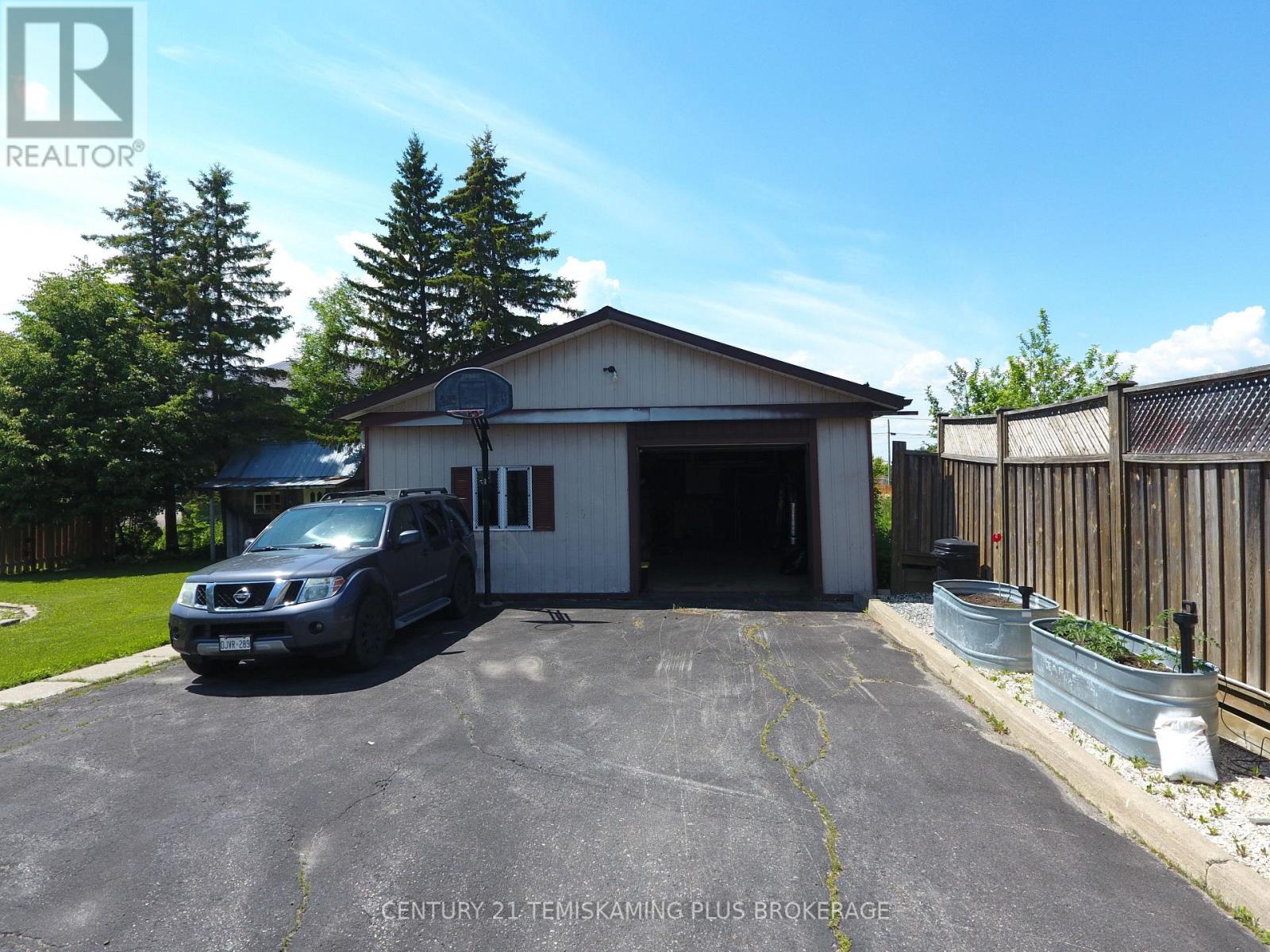 226 LAURETTE STREET - 6