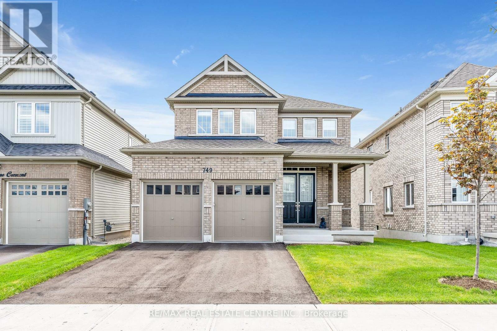 749 GILMOUR CRESCENT - 1