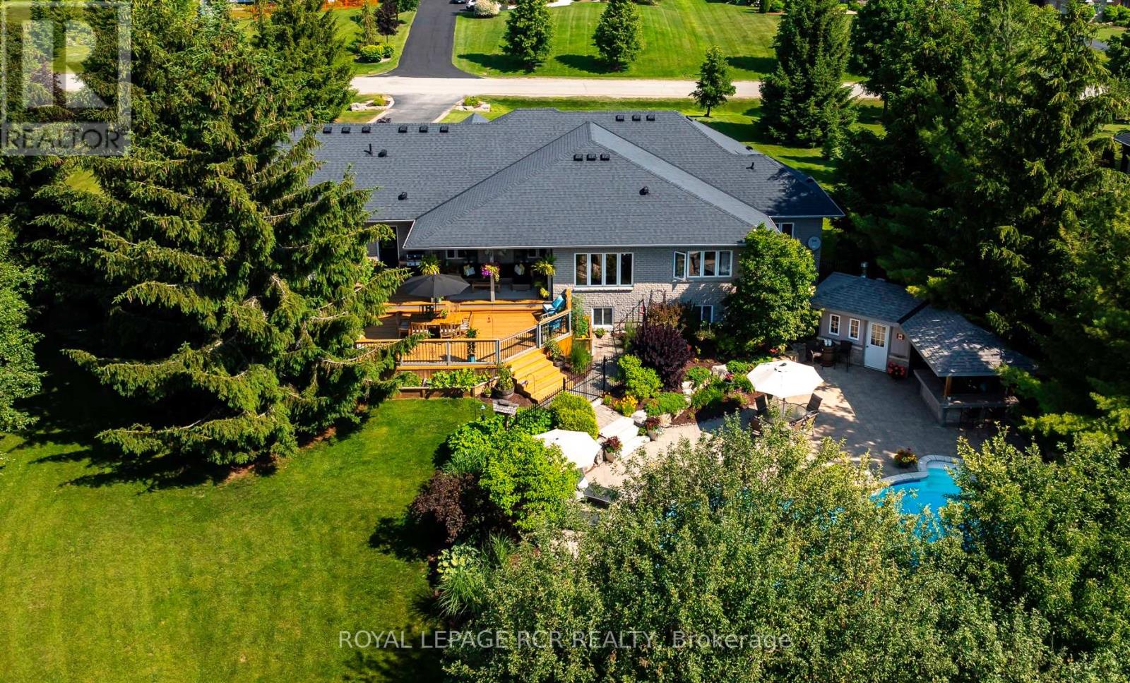 6 BROOKHAVEN CRESCENT - 1