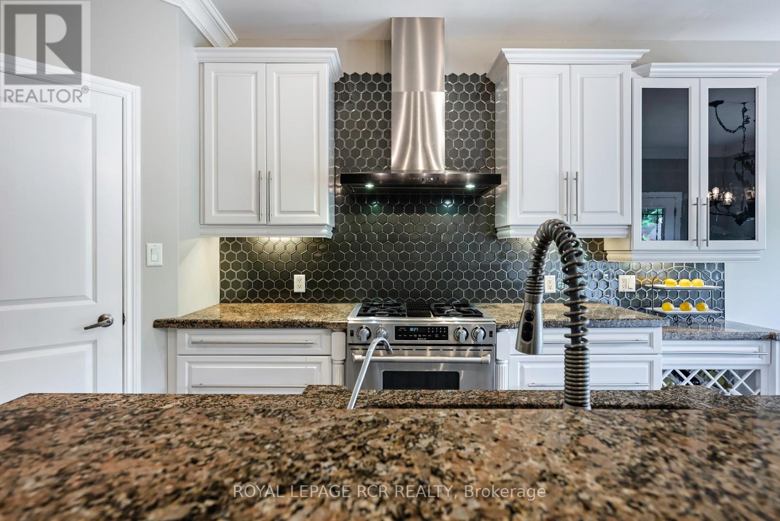 6 BROOKHAVEN CRESCENT - 17