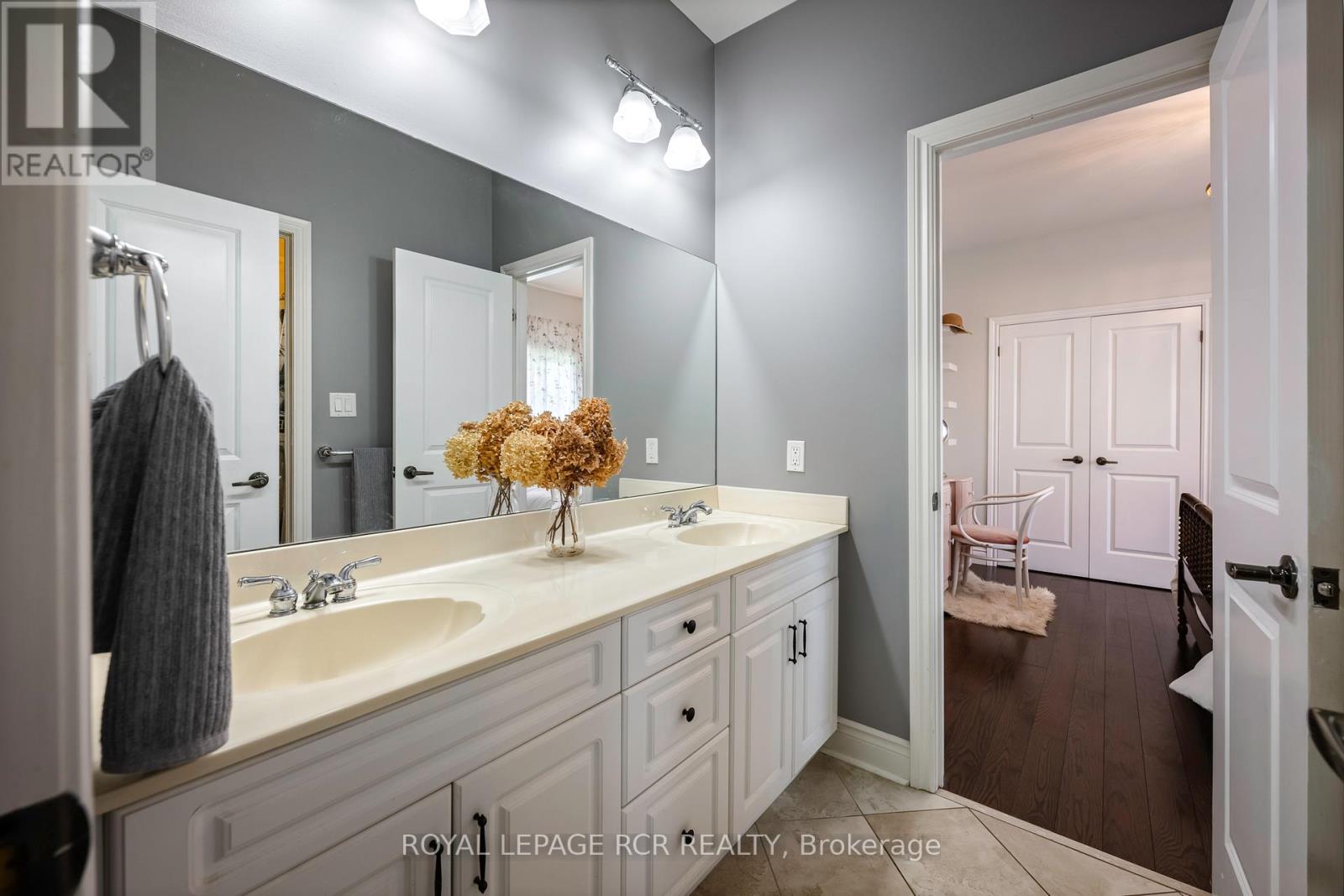 6 BROOKHAVEN CRESCENT - 24