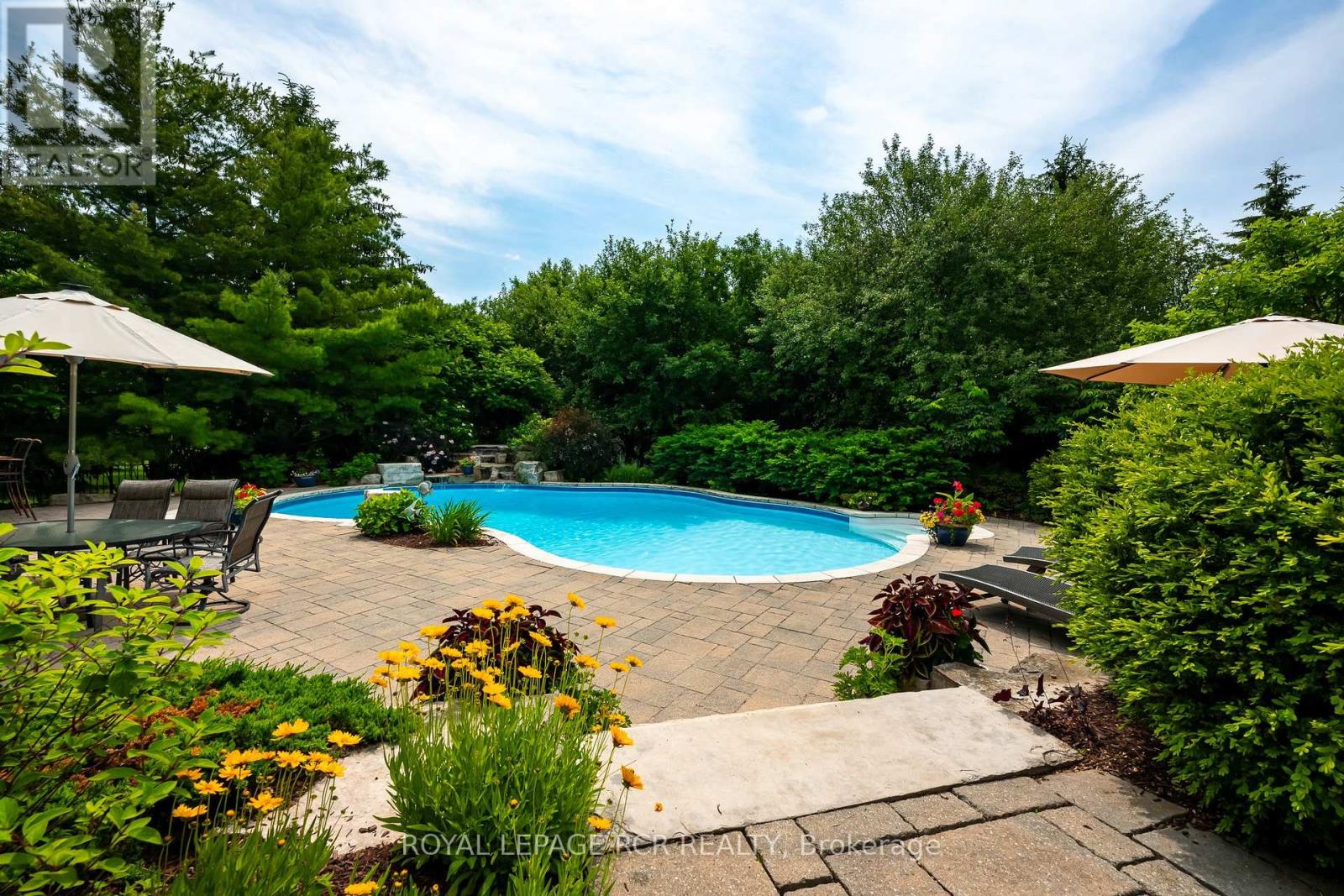 6 BROOKHAVEN CRESCENT - 46