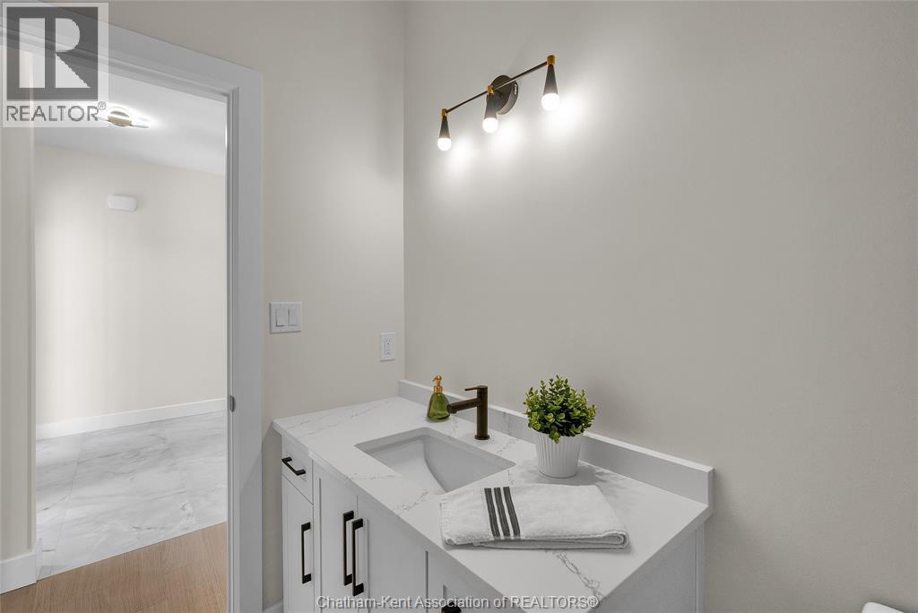 211 Rosewood CRESCENT - 40