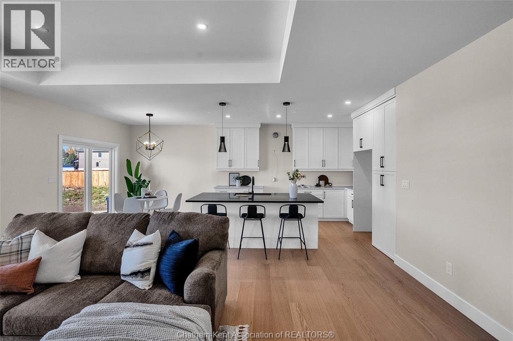 211 Rosewood CRESCENT - 14