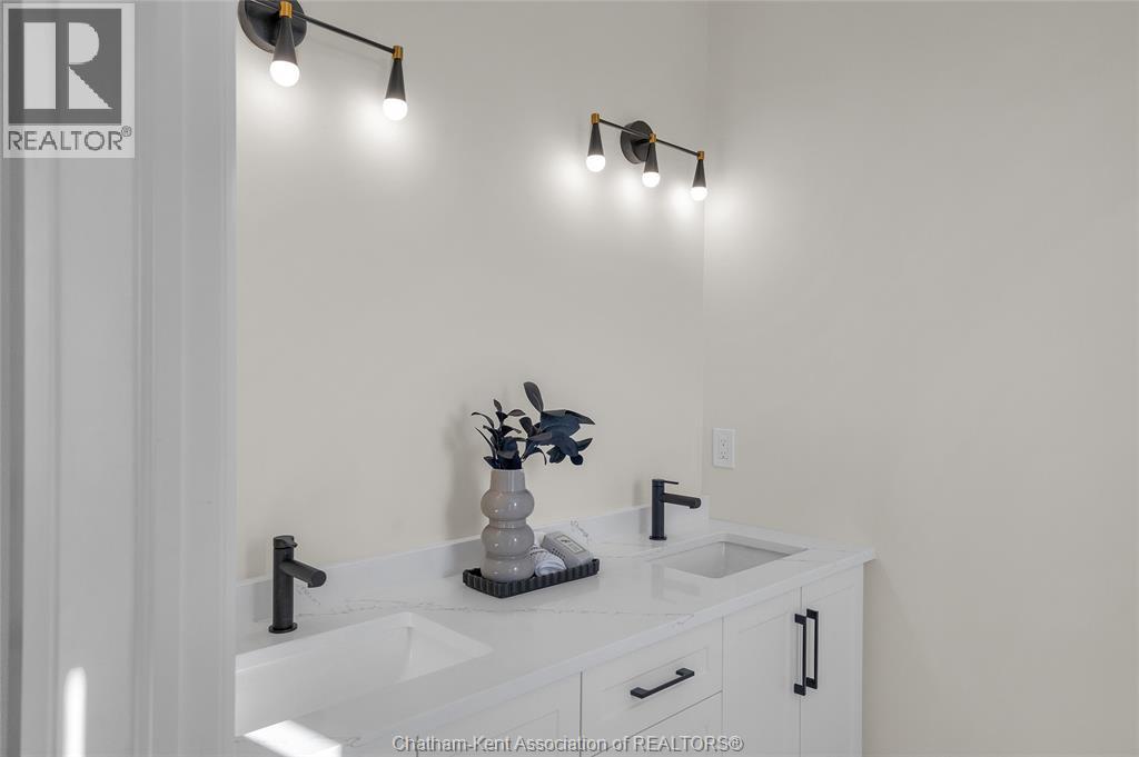 203 Rosewood CRESCENT - 37