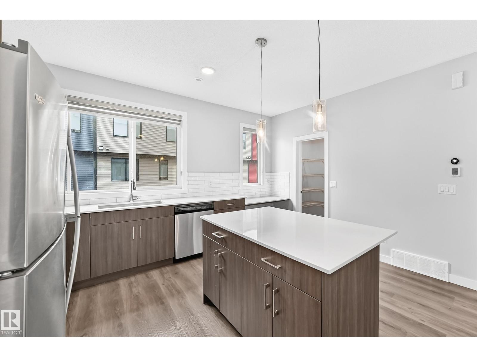 #82 11910 35 AV SW - 10