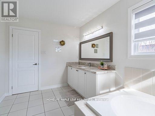 47 HAWKE CRESCENT - 30